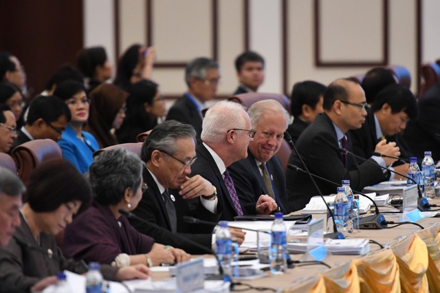 Nghị sự dày đặc của các quan chức cấp cao APEC